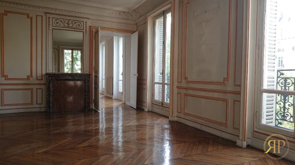 Overlooking Luxurious Simplex in Alma Marceau, Paris 16e