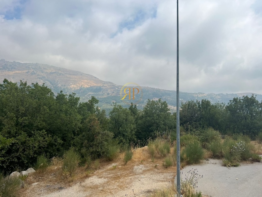 Land for sale in Kfardebian